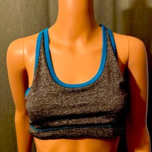 Two tone crop top
Blue and gray
Size M
